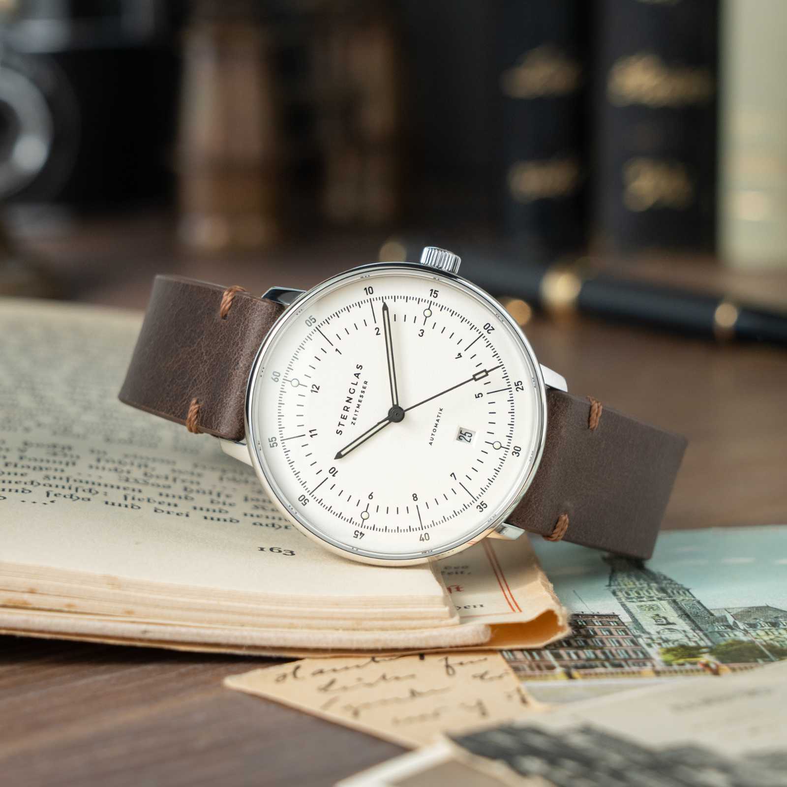 https://cdn.shopify.com/s/files/1/2384/2637/files/HH_A_Wristshot_5.jpg?v=1768547479