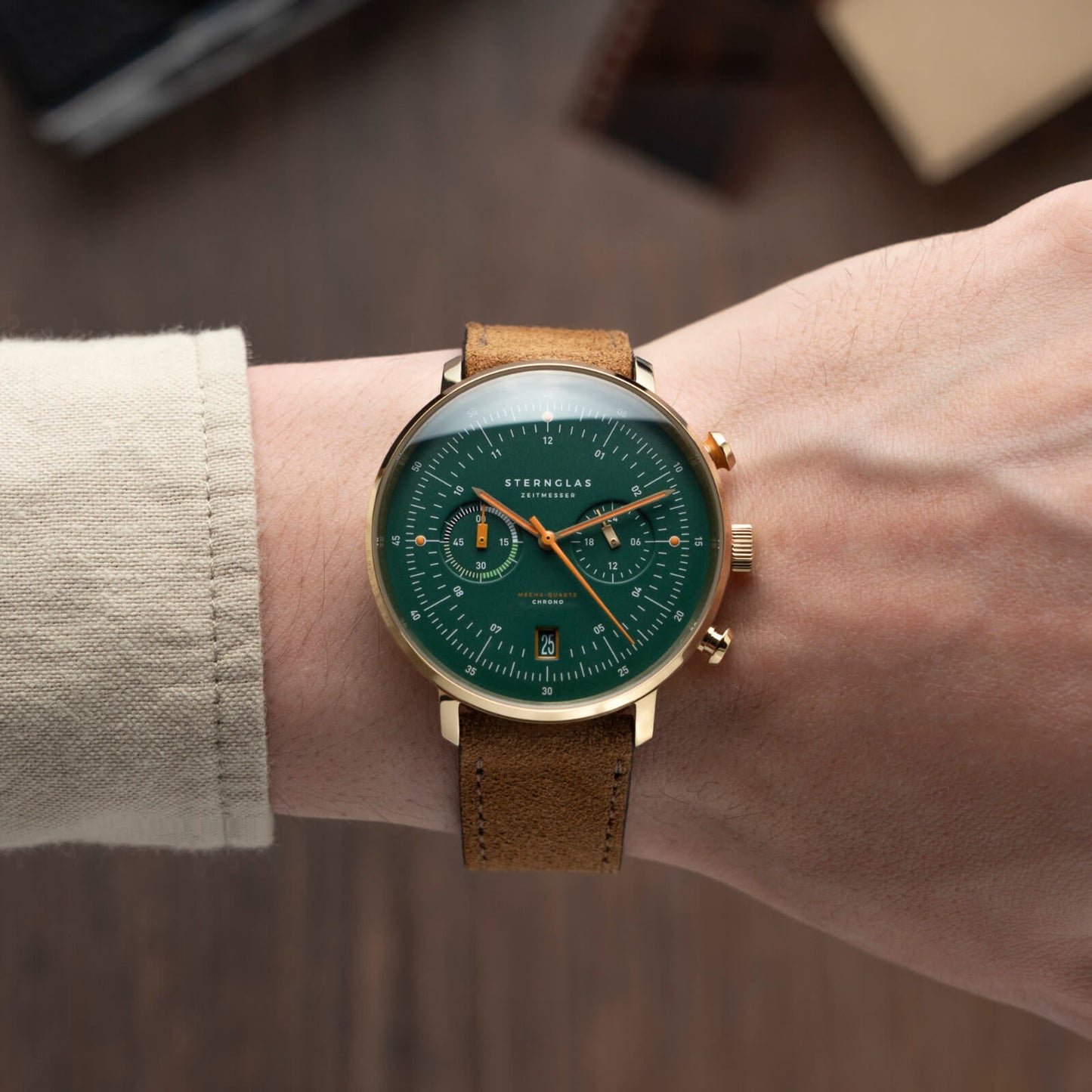 https://cdn.shopify.com/s/files/1/2384/2637/files/HH_Chrono_Vintage_Wristshot_4.jpg?v=1747722146