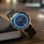 Herrenuhr mit rundem Gehäuse, blauem Zifferblatt und schwarzem Lederarmband