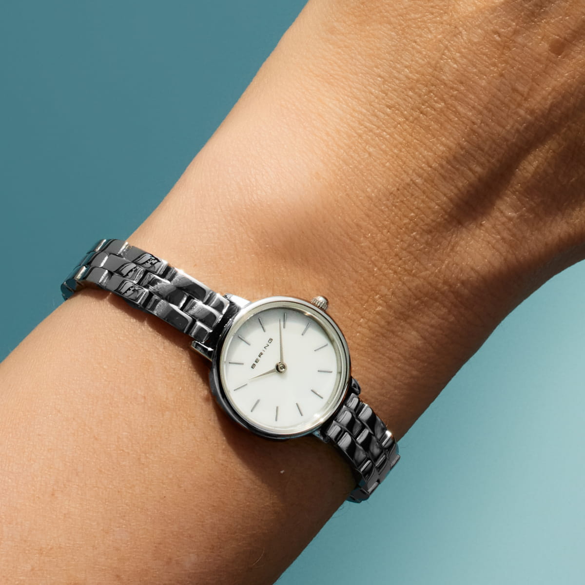 Bering Classic 11022-704 Damenuhr • Kratzfestes Saphirglas • Perlmutt-Zifferblatt