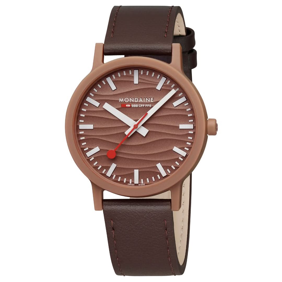 Mondaine Unisex-Uhr mit braunem Lederarmband und rundem Gehäuse; braunes Zifferblatt mit Indexen.