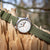 Herrenuhr mit silbernem Gehäuse, weißem Zifferblatt und grünem Canvasband seitlich