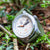 Herrenuhr mit silbernem Gehäuse, weißem Zifferblatt und grünem Canvasband, Krone sichtbar