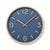 Runde Wanduhr mit blauem Zifferblatt, goldenen Indexen und Zeigern