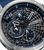 Police Herren-Chronograph Zifferblatt mit Chronographen-Layout, blau-schwarz und silbernen Details.