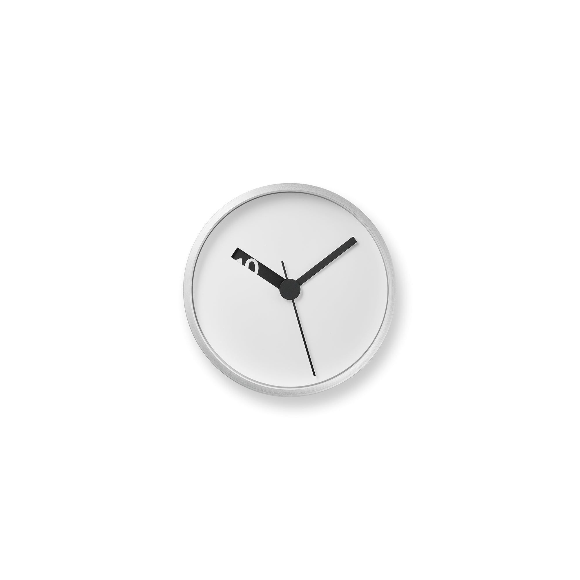 Weiße runde Wanduhr mit schwarzen Zeigern und schlichter Minutenskala, silberner Rand.