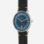 Herrenuhr mit blauem Zifferblatt, gelben Markierungen und schwarzem Lederarmband