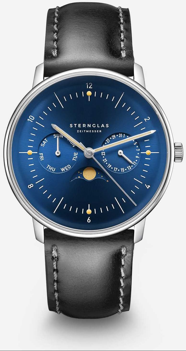 Herrenuhr mit blauem Zifferblatt und schwarzem Lederarmband, silbernes Gehäuse.