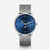 Herrenarmbanduhr mit blauem Zifferblatt und silbernem Mesh-Armband, frontansicht