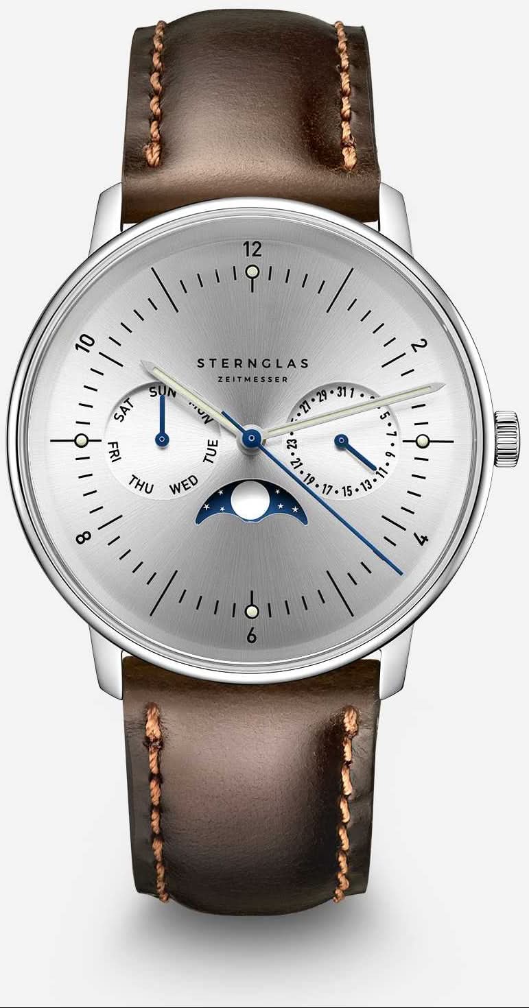 Sternglas Herrenuhr mit braunem Lederarmband und silberfarbenem Zifferblatt.