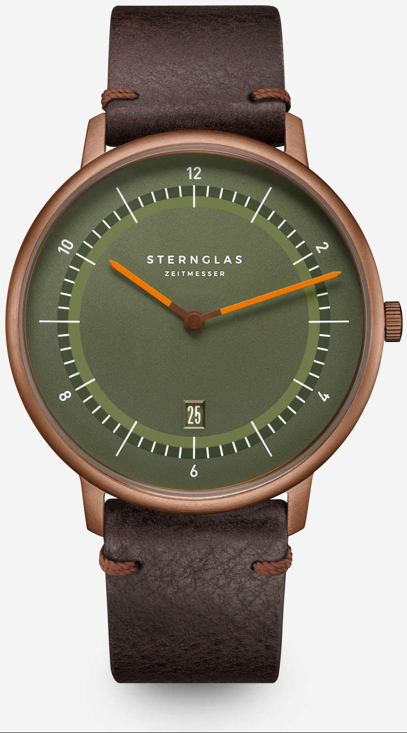 Herrenuhr mit grünem Zifferblatt, orangefarbenen Zeigern und braunem Lederarmband