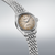 Seiko Presage Herrenuhr, roséfarbenes Zifferblatt, Edelstahlarmband, Schrägansicht