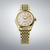 Goldfarbene Herrenuhr mit silbernem Zifferblatt und Metallarmband, rundes Gehäuse