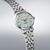 Automatisk klocka med mintgrön urtavla och armband i silverfärgat rostfritt stål, sedd i 3/4-vy