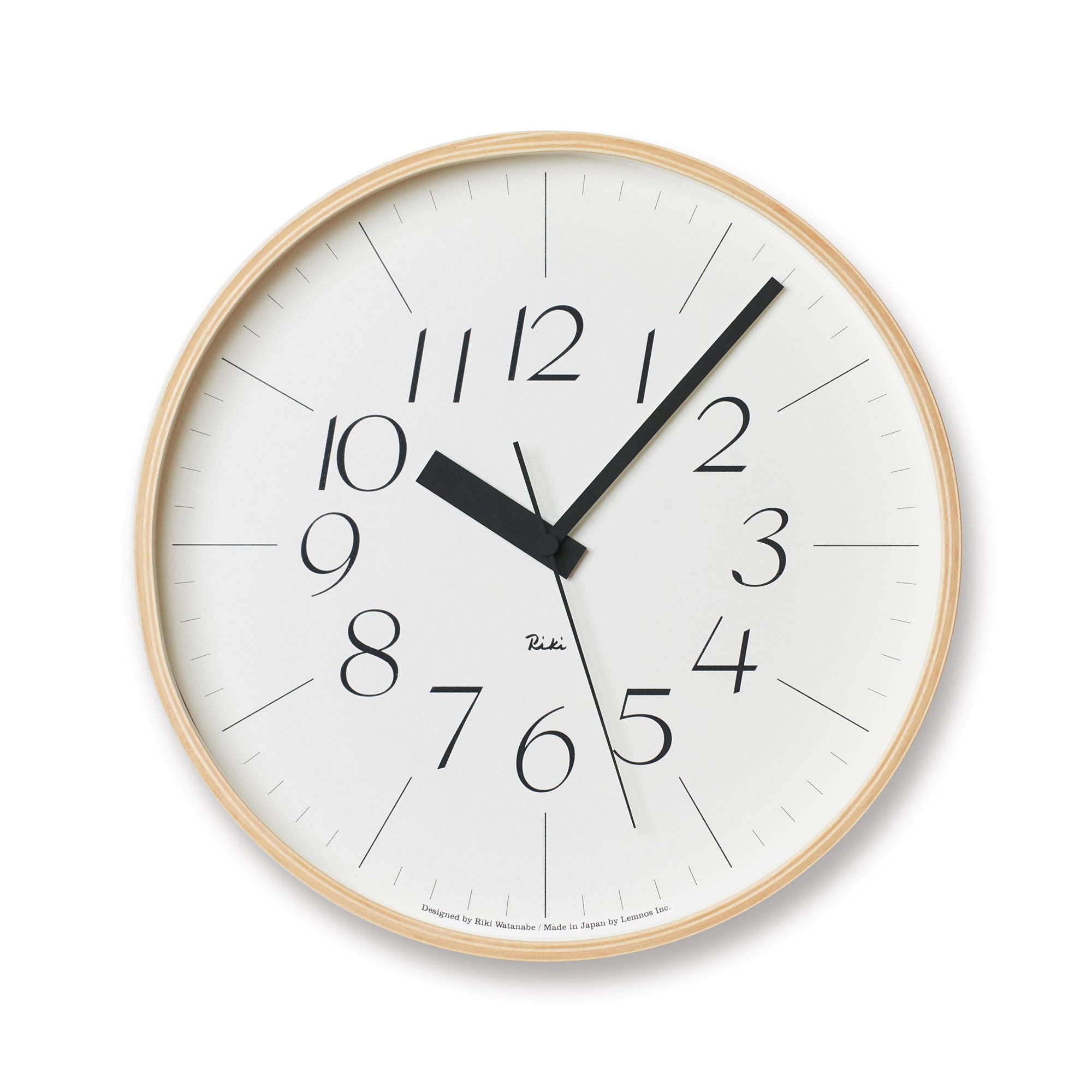 Runde Wanduhr mit weißem Zifferblatt, goldfarbener Umrandung und schwarzen Zeigern