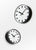Wanduhr mit weißem Zifferblatt, schwarzen Markierungen, schwarzem Rahmen und roten Details