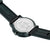 Rückseite der Herrenuhr mit verschraubtem Gehäuse und schwarzem Textilarmband