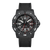 Herrenuhr mit schwarzem Zifferblatt, roten Akzenten, schwarzem Textilband und gerahmter Lünette