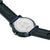 Herrenuhr-Ansicht von hinten mit schwarzem Deckel und blauem Textilband