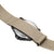 Herrenuhr mit beigem Stoffarmband und schwarzem Gehäuse, Seitenansicht.