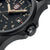 Herrenuhr mit schwarzem Gehäuse und geriffelter Krone, Detail am Armband