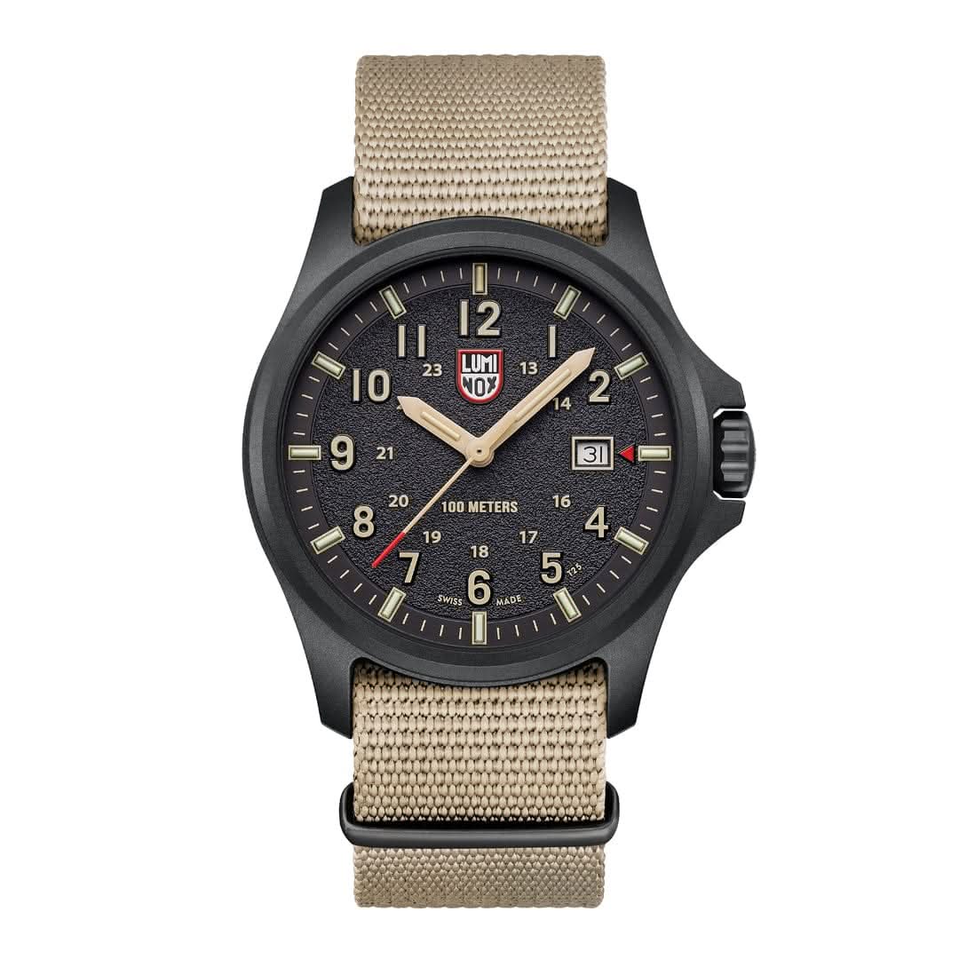 Herrenuhr mit beigem Textilarmband und schwarzem Gehäuse, leuchtende Ziffern