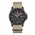Herrenuhr mit beigem Textilarmband und schwarzem Gehäuse, leuchtende Ziffern