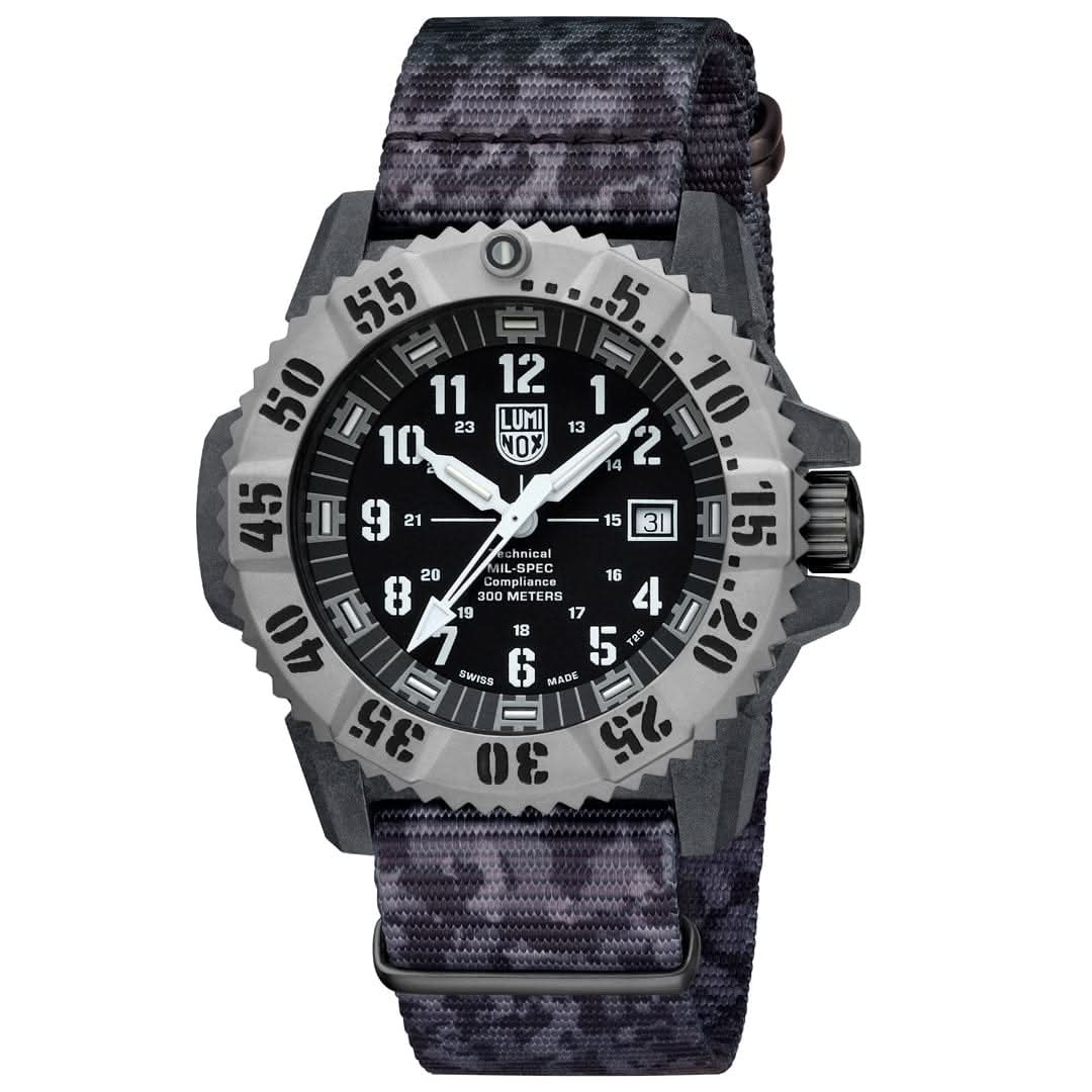 Herrenuhr mit schwarzem Textilband, grauer Lünette und schwarzem Zifferblatt mit Leuchtmarkierungen.