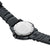 Rückseite Herrenuhr: rundes Edelstahlgehäuse, geprägte Gravur und dunkles Band mit Dornschließe.