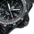 Luminox RECON-Herrenuhr seitlich: Krone und schwarzes Gehäuse, schwarze Lünette, grüner Fokus