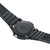 Rückseite Herren-Armbanduhr: schwarze Gehäuseabdeckung mit Prägung und Schrauben