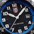 Nahaufnahme Zifferblatt: weiße Leuchtzeiger, LUMINOX-Logo, blaue Ziffernringskala, Datumsfenster