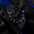 Detailaufnahme Herren-Armbanduhr: blaues Zifferblatt, Leuchtmarker und schwarze Lünette