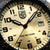 Nahaufnahme Zifferblatt: beiges Design, LUMINOX-Logo, Datum bei 3 und schwarze Zeiger