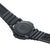 Herrenarmbanduhr, Gehäuserückseite mit Gravur und schwarzem Kautschukband