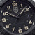 Herrenarmbanduhr, Detail des schwarzen Ziffernblatts mit großen Leuchtziffern und Datumsfenster