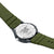 Rückseite der Herrenarmbanduhr mit Gravur und Flügelmotiv, olivfarbenes Silikonarmband mit Löchern