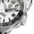 Herrenuhr Detail: gerändelte Lünette und Krone, weißes Zifferblatt, schwarzes Armband