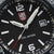 Herrenuhr Nahaufnahme: schwarzes Zifferblatt, LUMINOX-Logo, Datumsfenster, Leuchtzeiger
