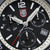 Herren-Chronograph: Nahaufnahme des schwarzen Zifferblatts mit Lünette, Indexen und Subdials