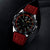 Herrenuhr mit schwarzem Zifferblatt, rotem Silikonarmband und Leuchtdetails