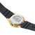 Herrenuhr Rückseite mit Reliefmotiv und goldfarbener Einfassung, schwarzes Armband