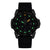 Herrenuhr mit schwarzem Zifferblatt und dunkelblauem Silikonarmband, beleuchtete Leuchtmarken.