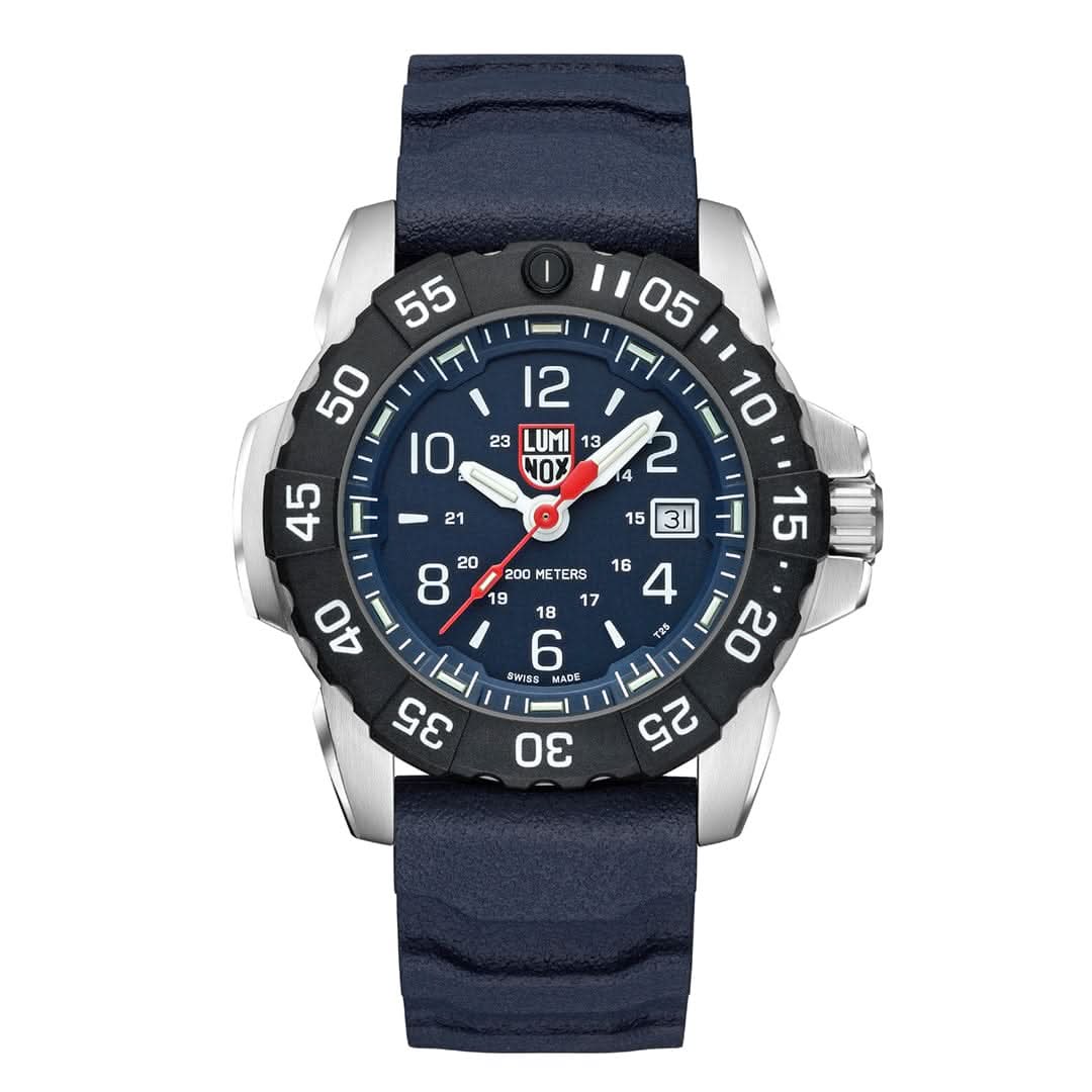 Herrenuhr mit dunkelblauem Lederarmband, schwarzem Zifferblatt und Datumsfenster bei 3 Uhr.