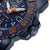 Herrenarmbanduhr mit orangefarbenen Markierungen, geriffelter Lünette und Krone