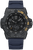 Herrenarmbanduhr mit dunkelblauem Silikonband, schwarzem Gehäuse, Leuchtmarkierungen und Datum.
