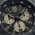 Nahaufnahme Chronographen-Zifferblatt mit beigen Hilfszifferblättern und goldenen Akzenten