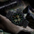 Chronographen-Herrenuhr auf Textil, schwarzes Gehäuse mit leuchtenden grünen Markierungen