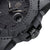 Herrenuhr-Detaillansicht: Krone und schwarze Gehäusegliederung, Zifferblatt mit Leuchtmarkierungen.