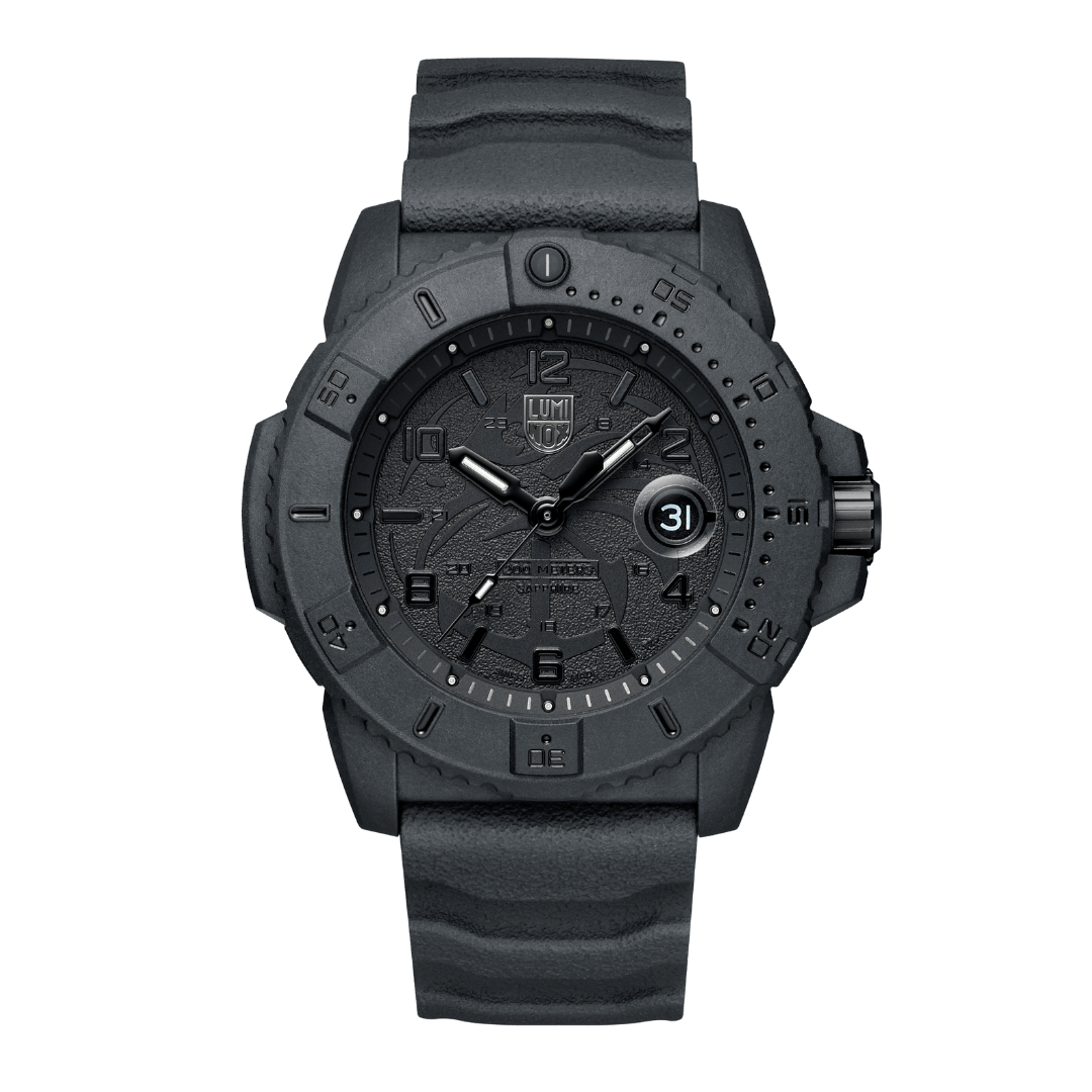 Herrenuhr mit schwarzem Gehäuse und schwarzem Lederarmband, analoge Zeitanzeige.